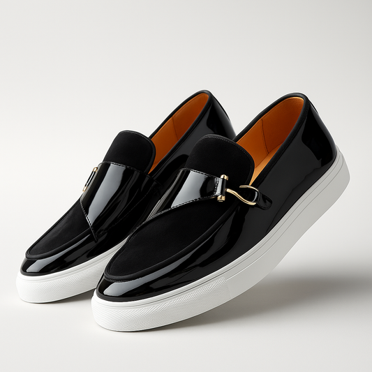 Eleganter Herrenloafer mit Kunstvelours und Glanzoptik von der Seite