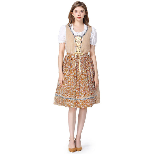Traditionelles Damen-Dirndl mit detailreicher Spitzenbluse und Schnürkorsett