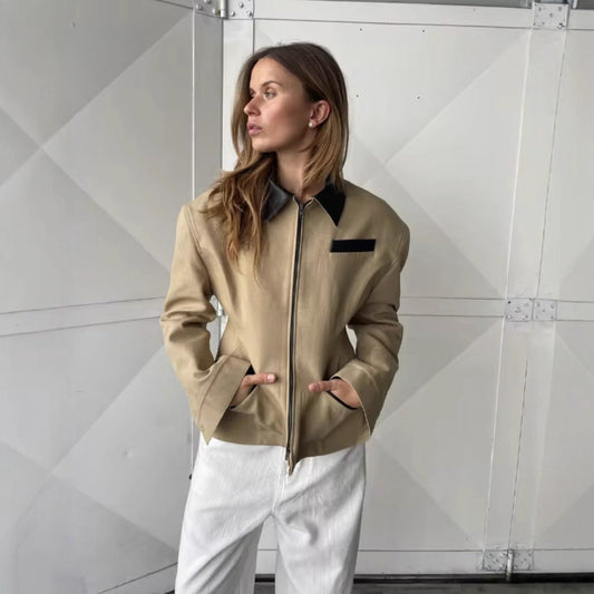 Detailansicht des Kontrastkragens an der Damen-Steppjacke