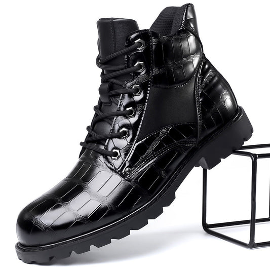 Herrenstiefel mit Krokoprägung von schräg vorne