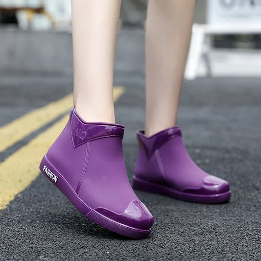 Seitenansicht der kurzen Damen-Regenstiefel aus robustem Gummi