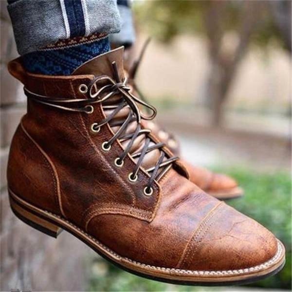 Hellbraune Herrenstiefel als markantes Schuhmodell
