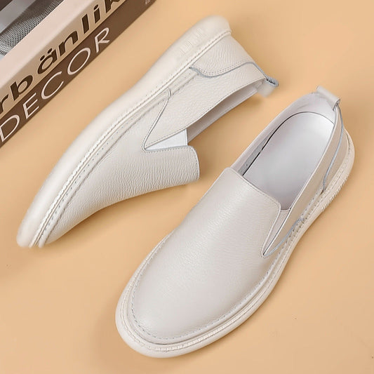 Herren-Slip-On-Lederschuhe mit runder Zehenkappe aus der Perspektive von oben
