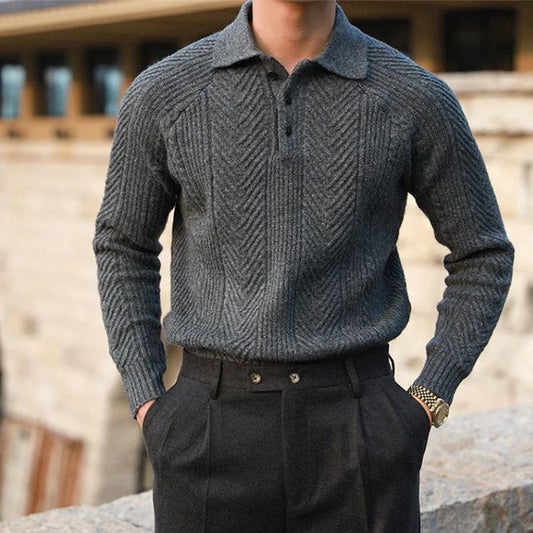 Detailansicht des Knopfkragens am Herren-Strickpullover