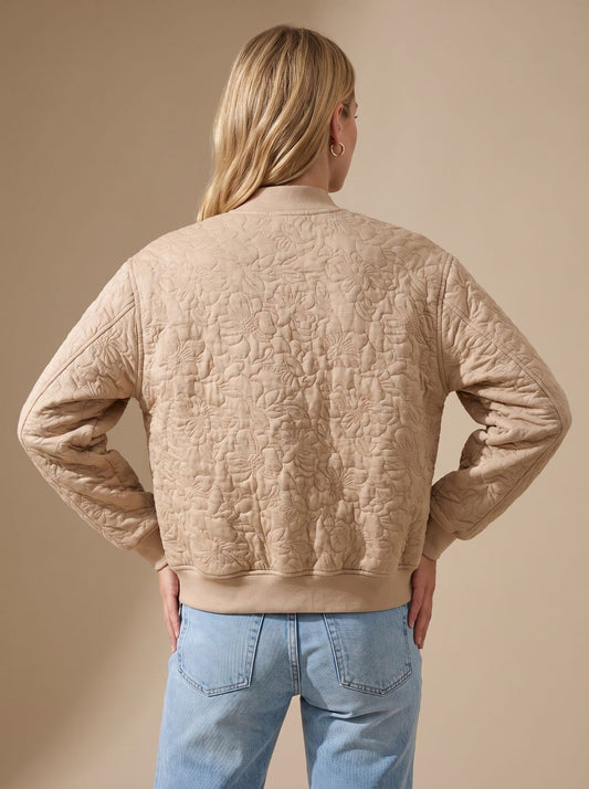 Beige Damen-Steppjacke mit Blumenstruktur und praktischen Fronttaschen