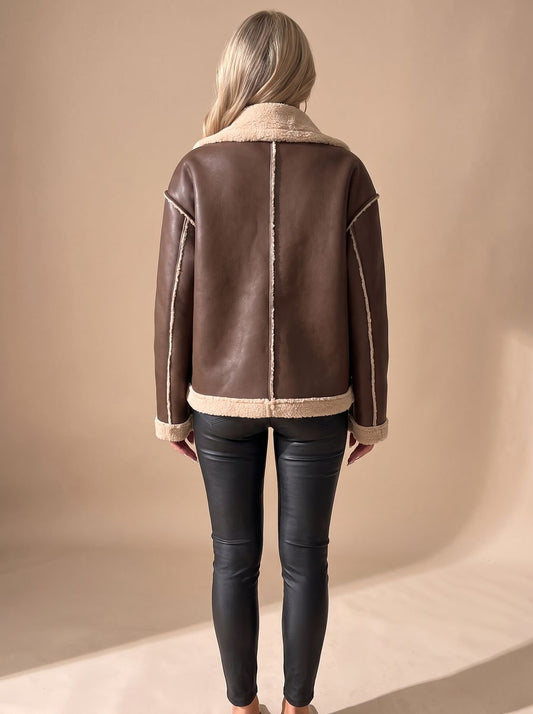 Damen-Aviatorjacke mit geschlossenem Knopfverschluss von vorn