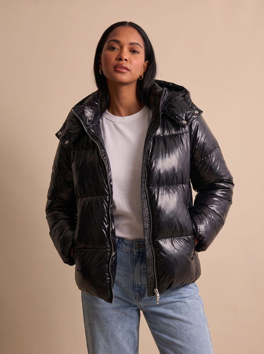 Detailansicht der glänzenden Oberfläche der Damen-Steppjacke