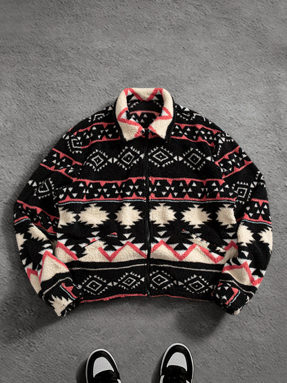 Vorderansicht der Herren-Plüschjacke mit klassischem Reverskragen