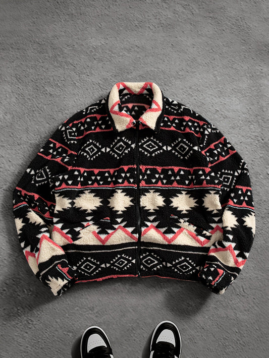 Vorderansicht der Herren-Plüschjacke mit klassischem Reverskragen
