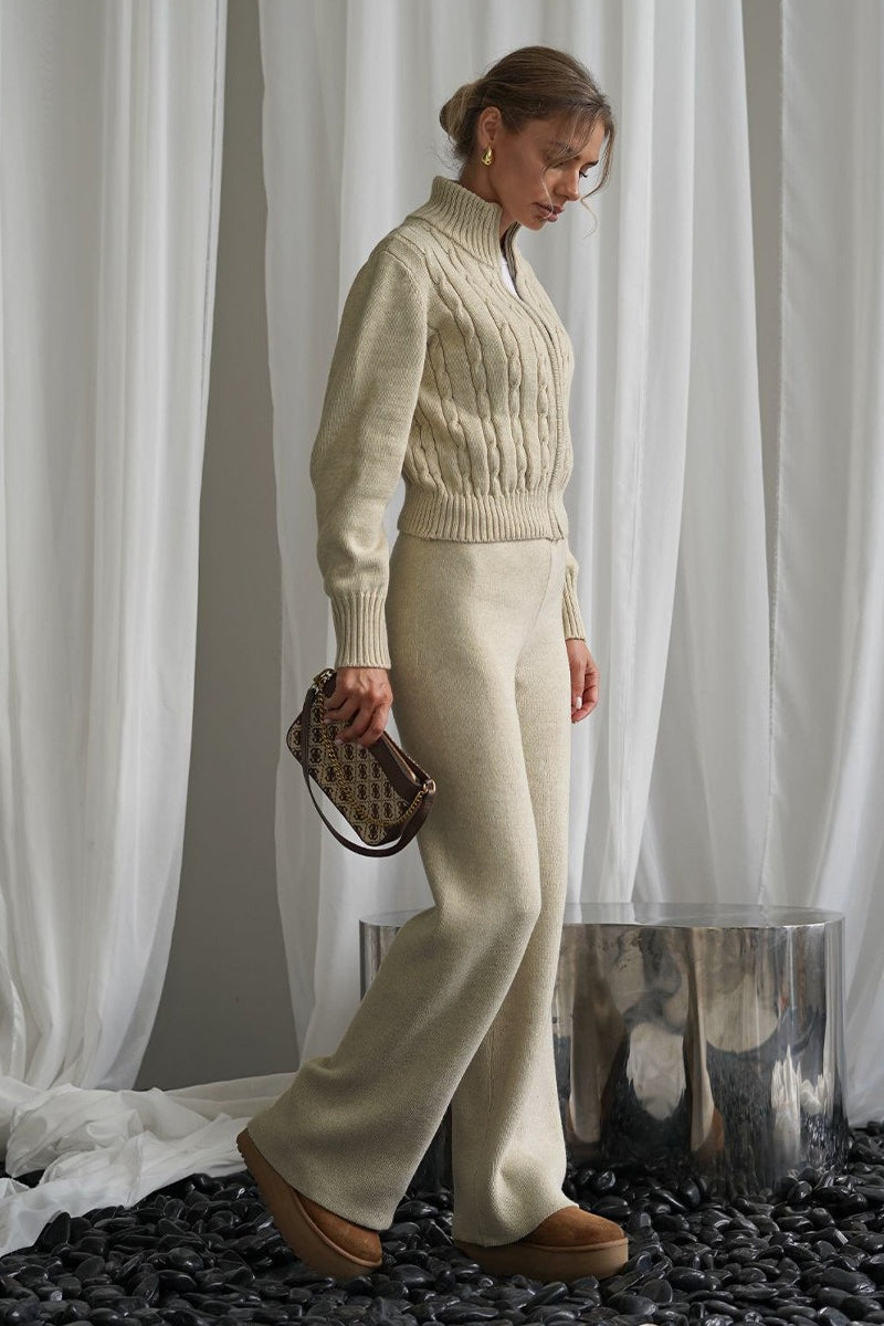 Gerade geschnittene Strickhose als Teil eines zweiteiligen Damen-Outfits