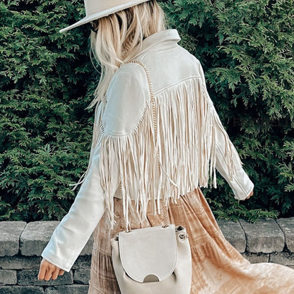 Seitliche Ansicht der Boho-Fransenjacke für Damen