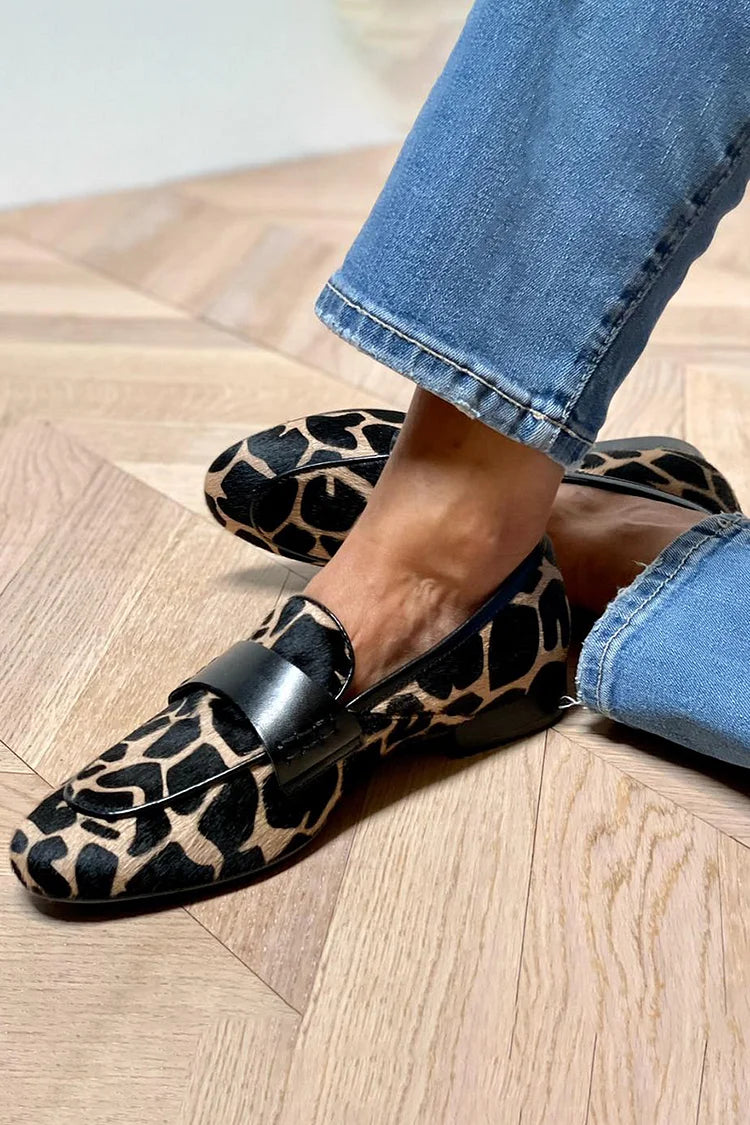 Women's slippers with animal print and flat heel 