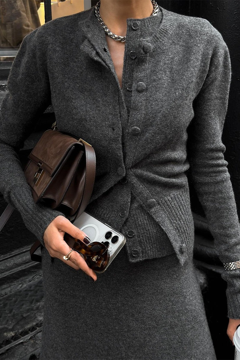 Damen-Cardigan des Stricksets mit Knopfleiste und passendem Top