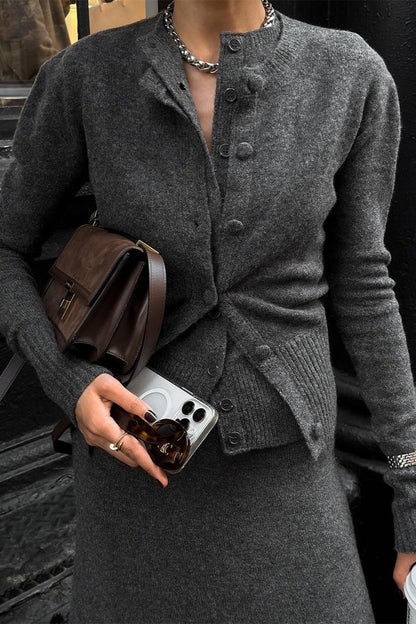 Damen-Cardigan des Stricksets mit Knopfleiste und passendem Top
