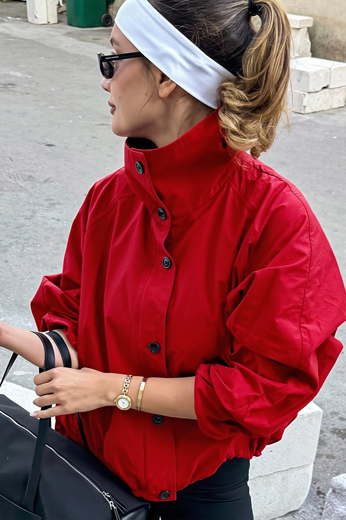 Damen-Windbreaker-Jacke mit hohem Stehkragen in der Vorderansicht