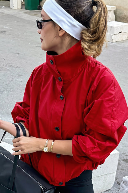 Damen-Windbreaker-Jacke mit hohem Stehkragen in der Vorderansicht