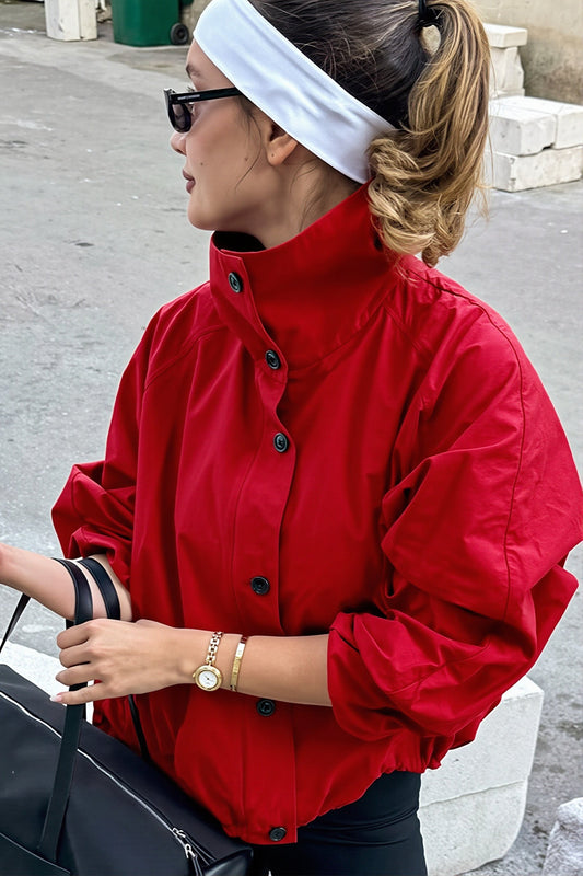 Damen-Windbreaker-Jacke mit hohem Stehkragen in der Vorderansicht