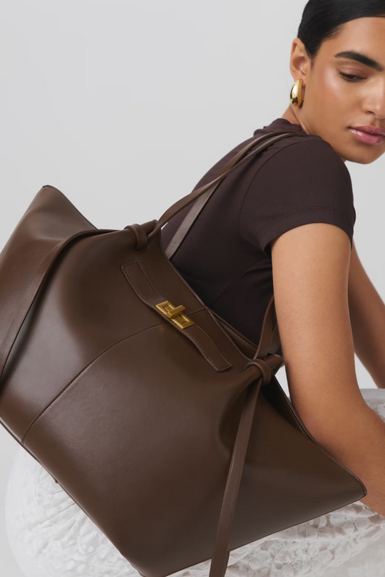 Livana Tote Brown | Elegant large tote bag with laptop compartment and gold details made of vegan ultrafiber for women