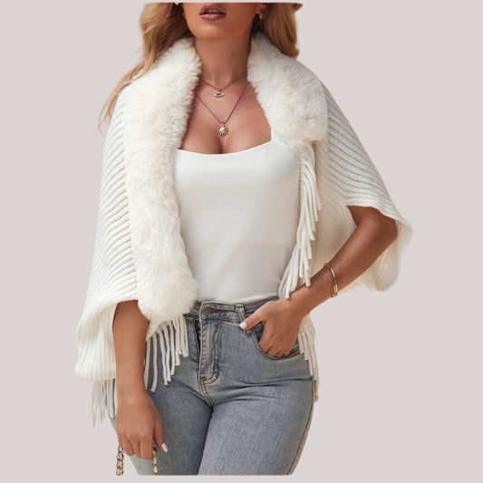 Damen-Strickponcho mit Schalkragen in der Vorderansicht