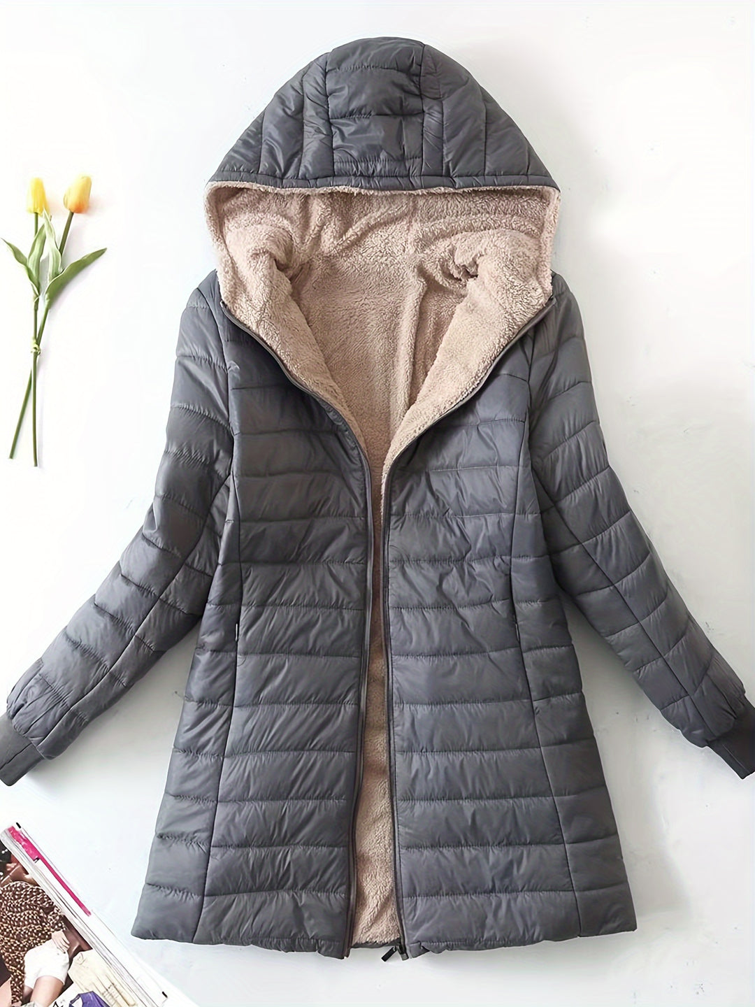 Quilted jacket with hood and zipper for women