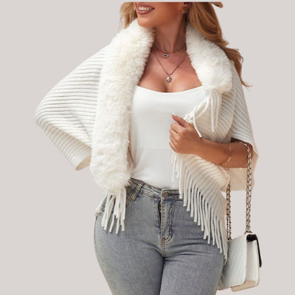 Damen-Strickponcho mit Schalkragen in der Rückansicht