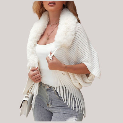 Detailansicht des Schalkragens am Damen-Strickponcho