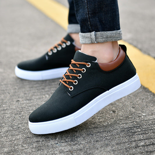 Herren-Canvas-Sneaker von oben mit klassischer Schnürung