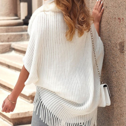 Damen-Strickponcho beim stilvollen Layering getragen