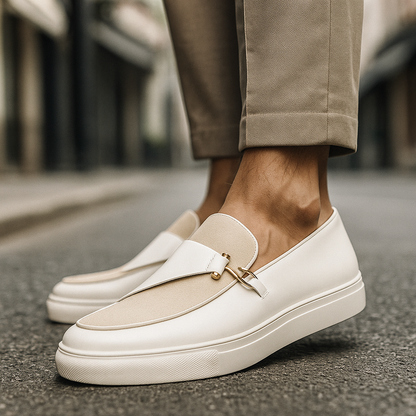 Slip-On-Herrenloafer mit goldener Schnalle und kontrastierenden Texturen