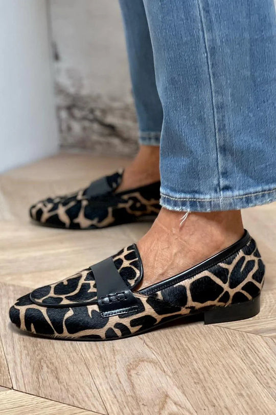 Women's slippers with animal print and flat heel 