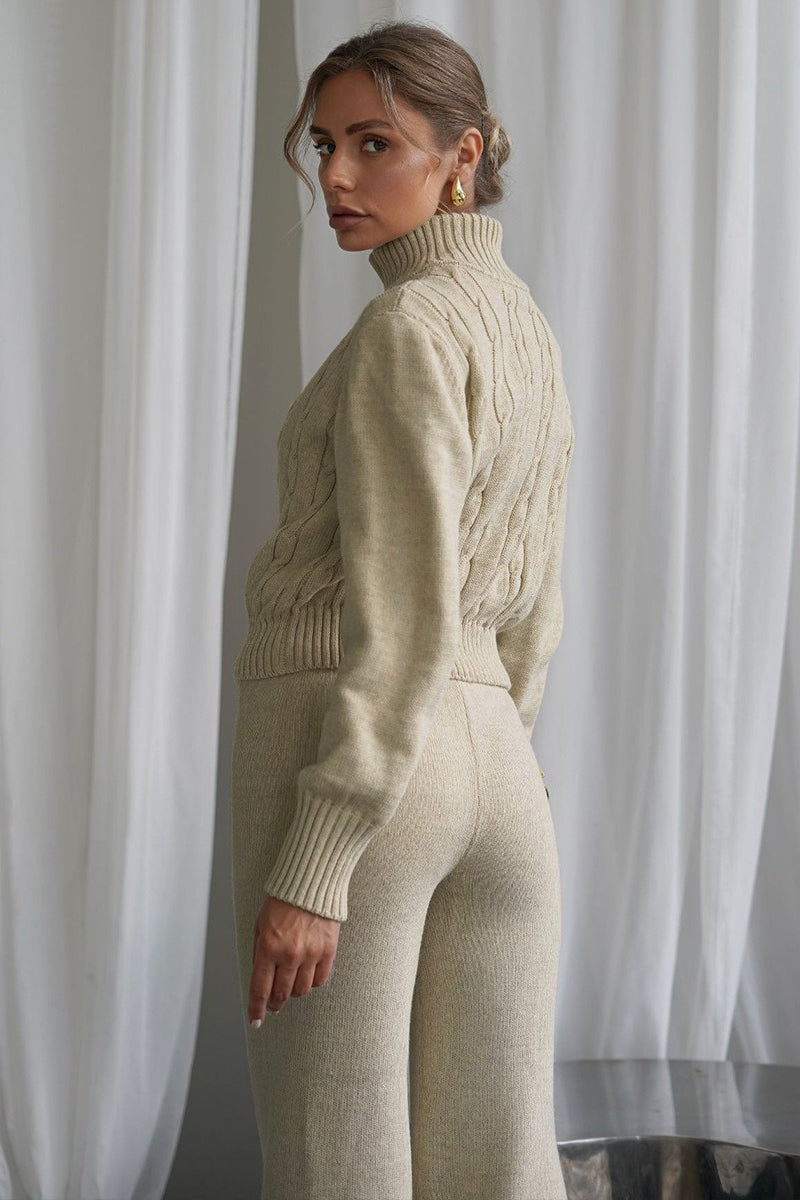 Kompletter Damen-Zweiteiler aus Kabelstrick für einen stilvollen Alltagslook