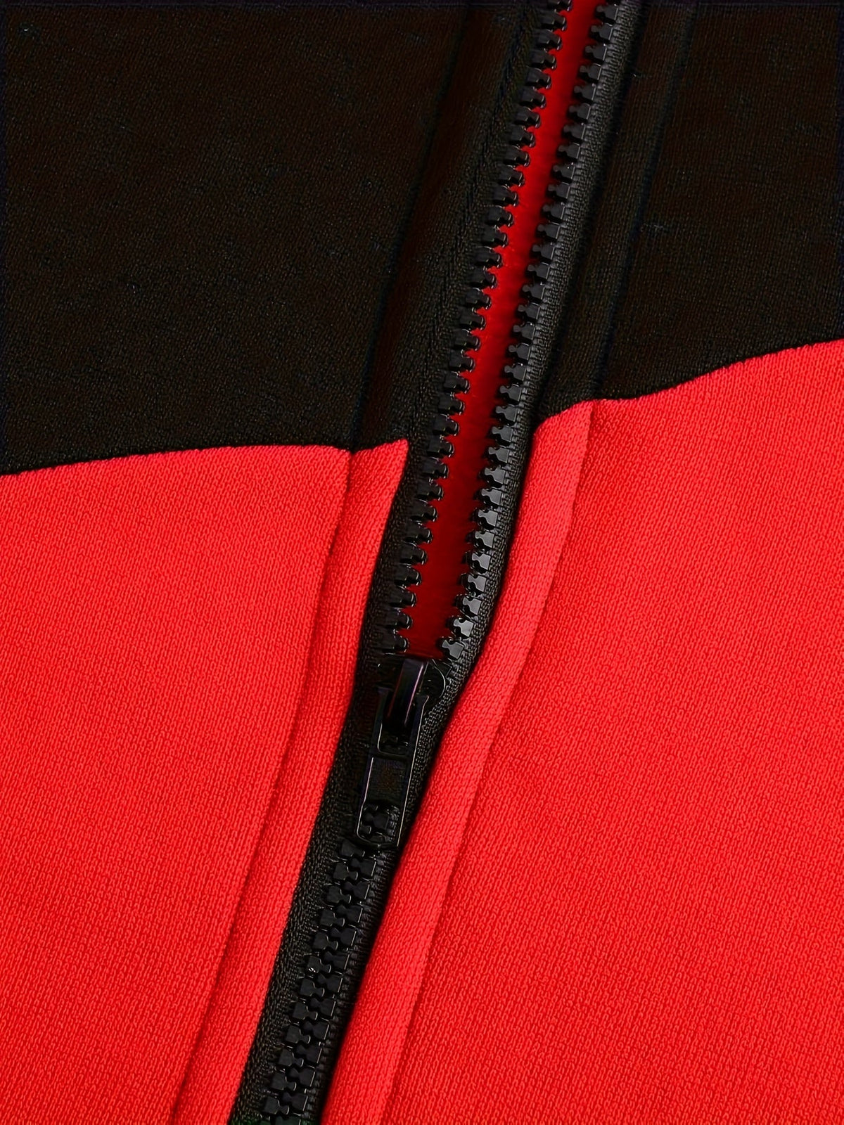 Seitliche Ansicht der Herrenjacke mit Kapuze