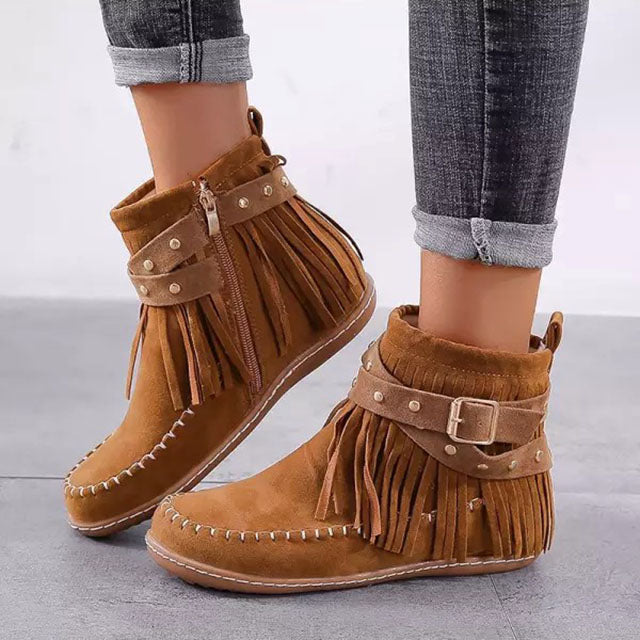Damenstiefel mit Fransen, Nieten und Gürtelschnalle in der Vorderansicht