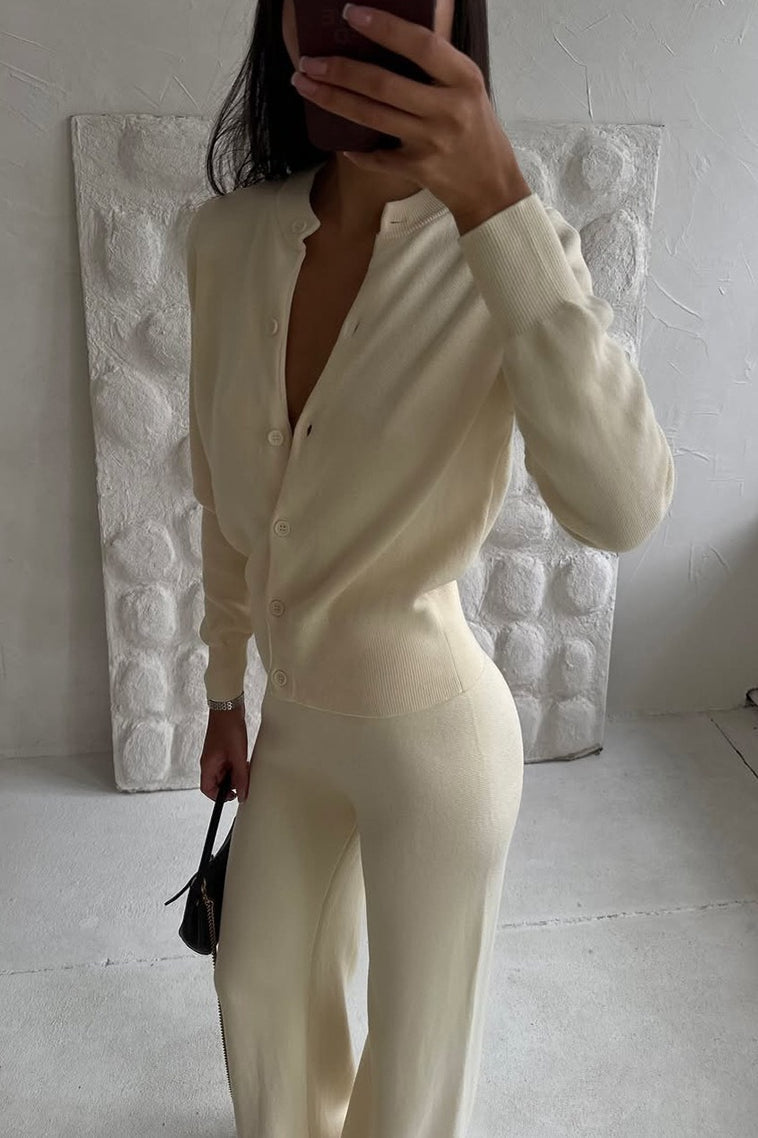 Damenoutfit mit kombiniertem Cardigan und weiter Strickhose