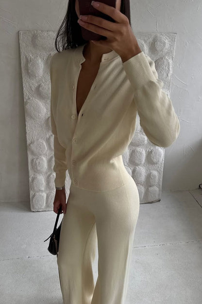Damenoutfit mit kombiniertem Cardigan und weiter Strickhose