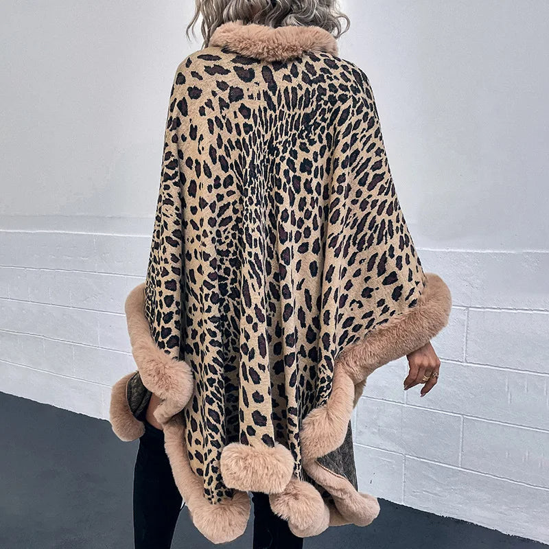 Damenschal mit Leopardenmuster elegant um den Hals getragen