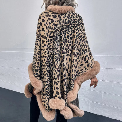 Damenschal mit Leopardenmuster elegant um den Hals getragen