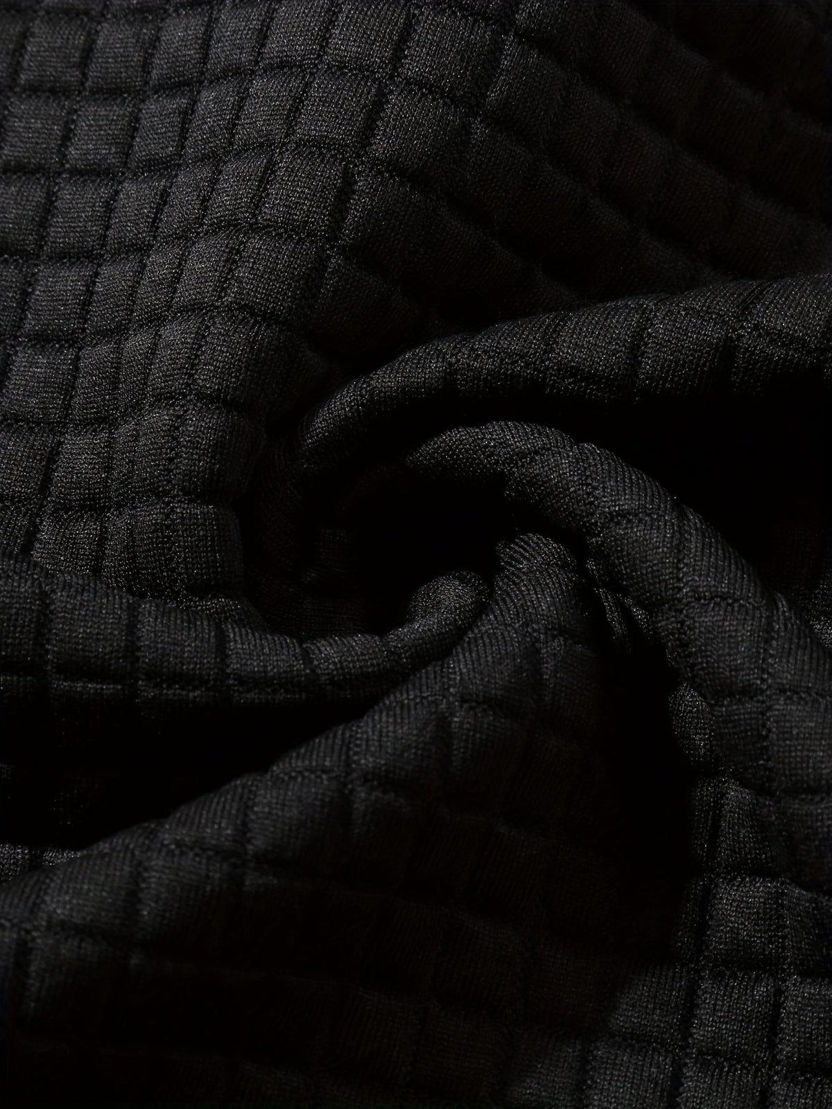Detailansicht der Kapuze am sportlichen Herrenpullover