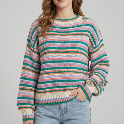 Detailansicht des Rundhalsausschnitts am gestreiften Strickpullover