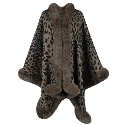 Damenschal mit Kunstpelzbesatz als stilvolles Winteraccessoire