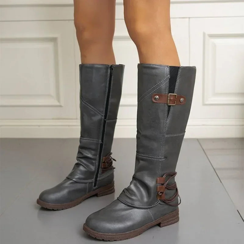 Kniehohe Stiefel als stilvolle Ergänzung zu einem Outfit