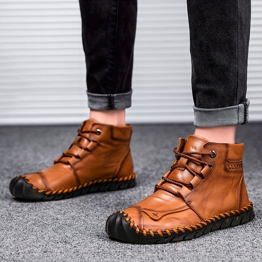 Lace-up ankle boots with contrasting stitching and profiled sole for men