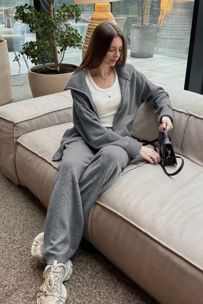 Damenoutfit mit Polokragen und fließender Hose mit weitem Bein