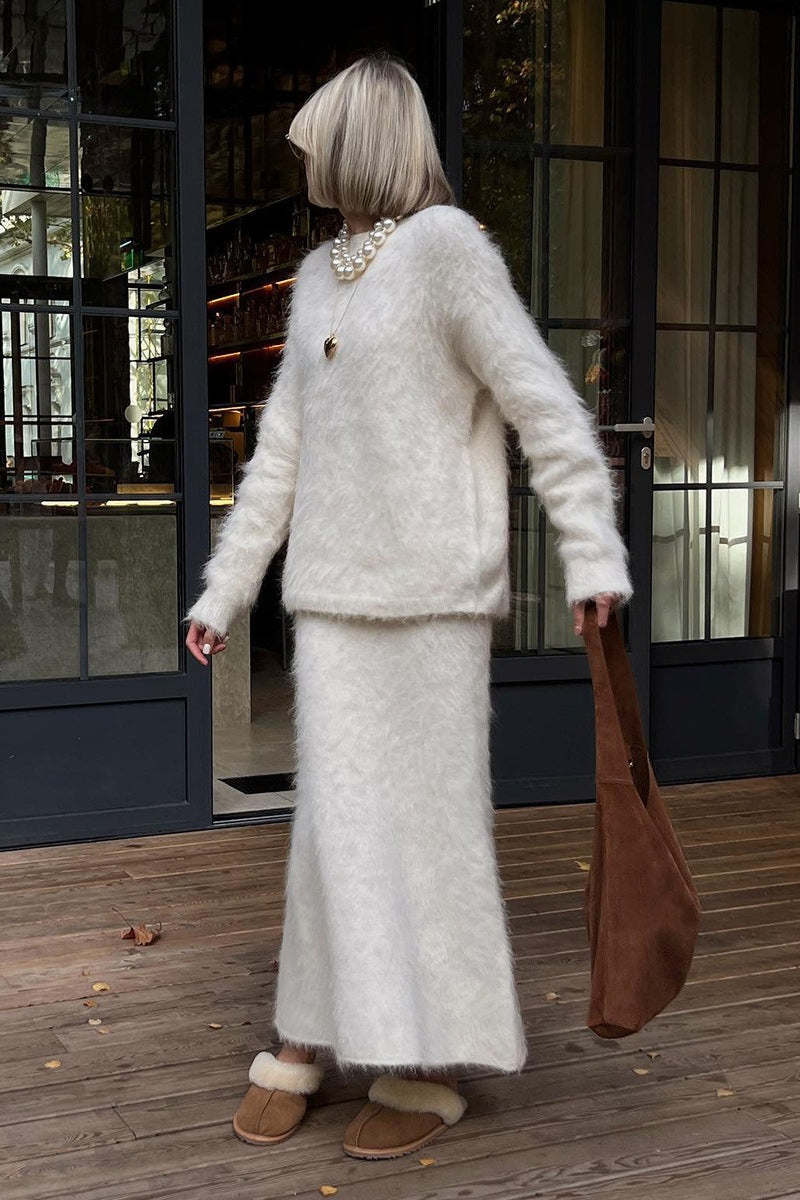 Strickpullover und Midirock als elegantes zweiteiliges Outfit