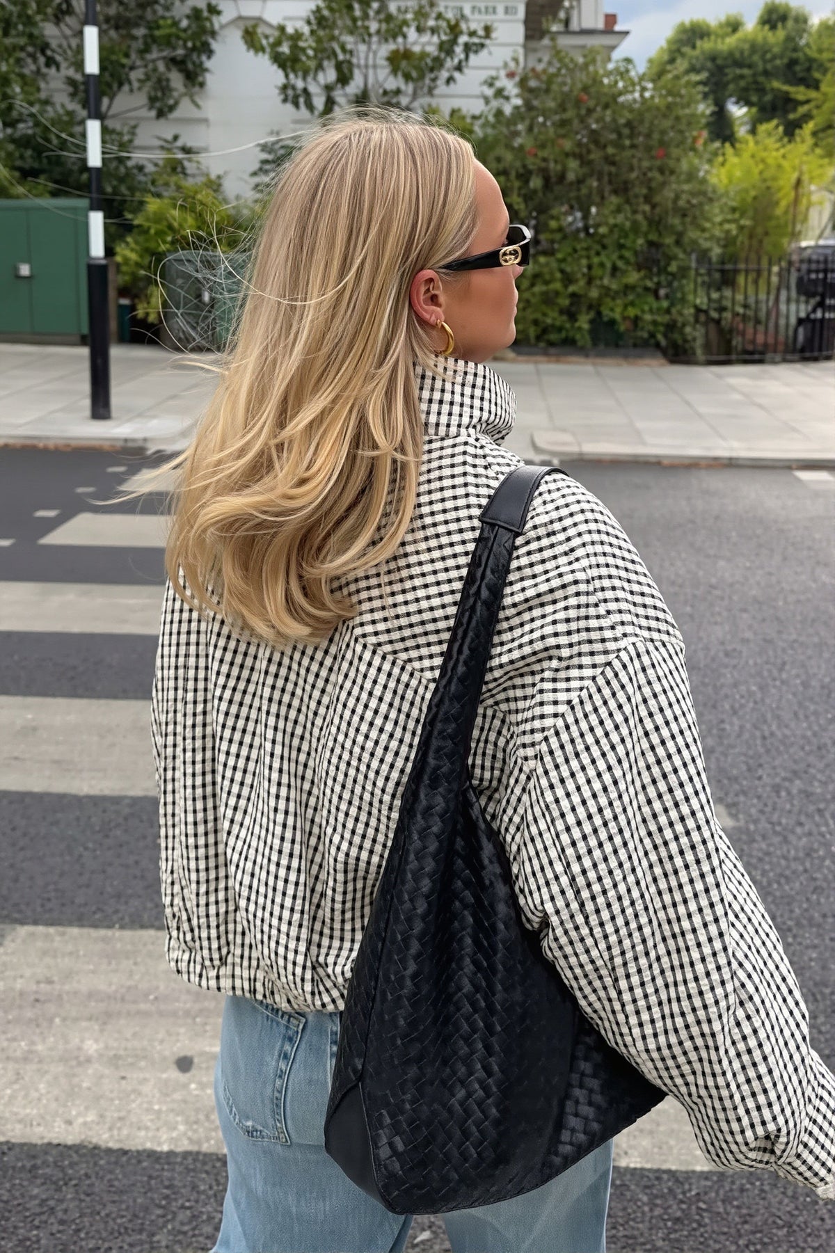 Kariertes Muster der Damen-Bomberjacke im Detail