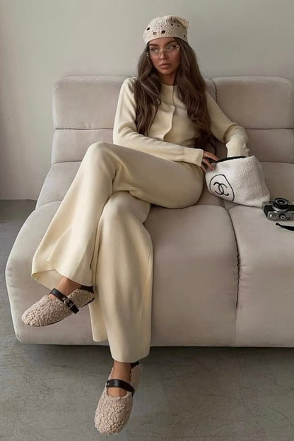 Weite Strickhose als Teil des zweiteiligen Damen-Sets