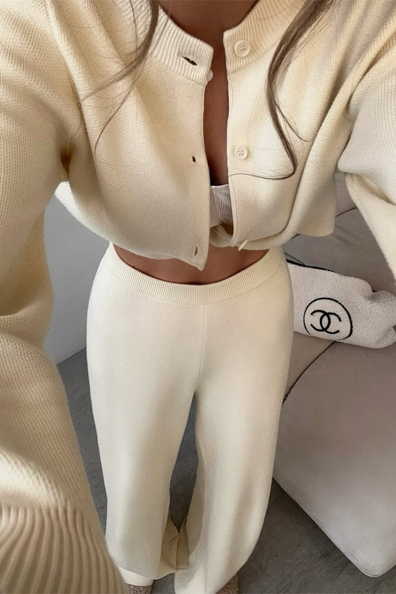 Nahaufnahme der feinen Strickstruktur von Cardigan und Hose