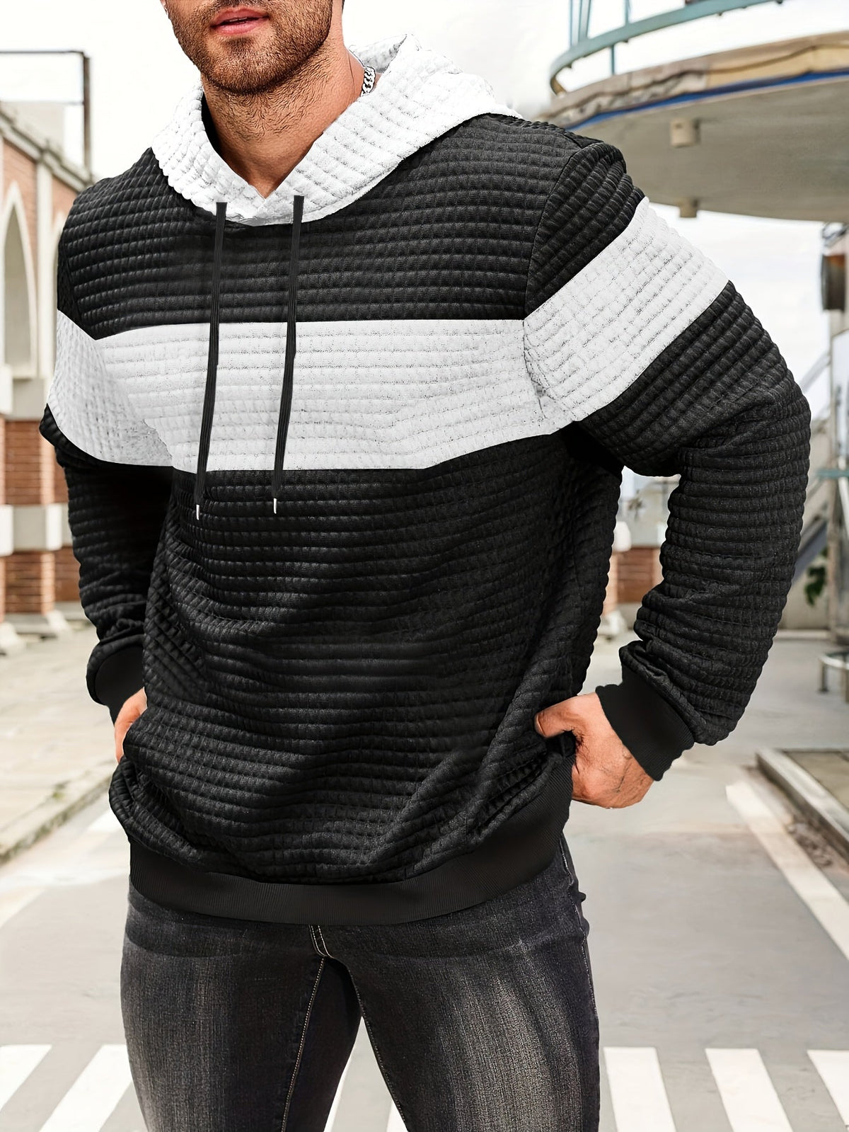 Herrenpullover mit Kapuze und modernem Farbverlaufdesign