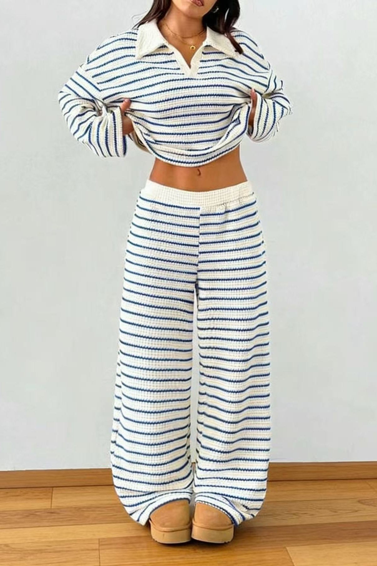 Passende Strickhose des Damen-Lounge-Sets in der Seitenansicht