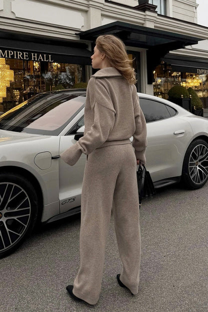 Zweiteiliges Damenoutfit mit Poloshirt und weiter Hose